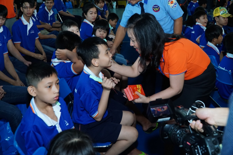 Bà Nguyễn Đức Thạch Diễm, Tổng Giám đốc Sacombank ân cần thăm hỏi và trao lì xì cho các em nhỏ