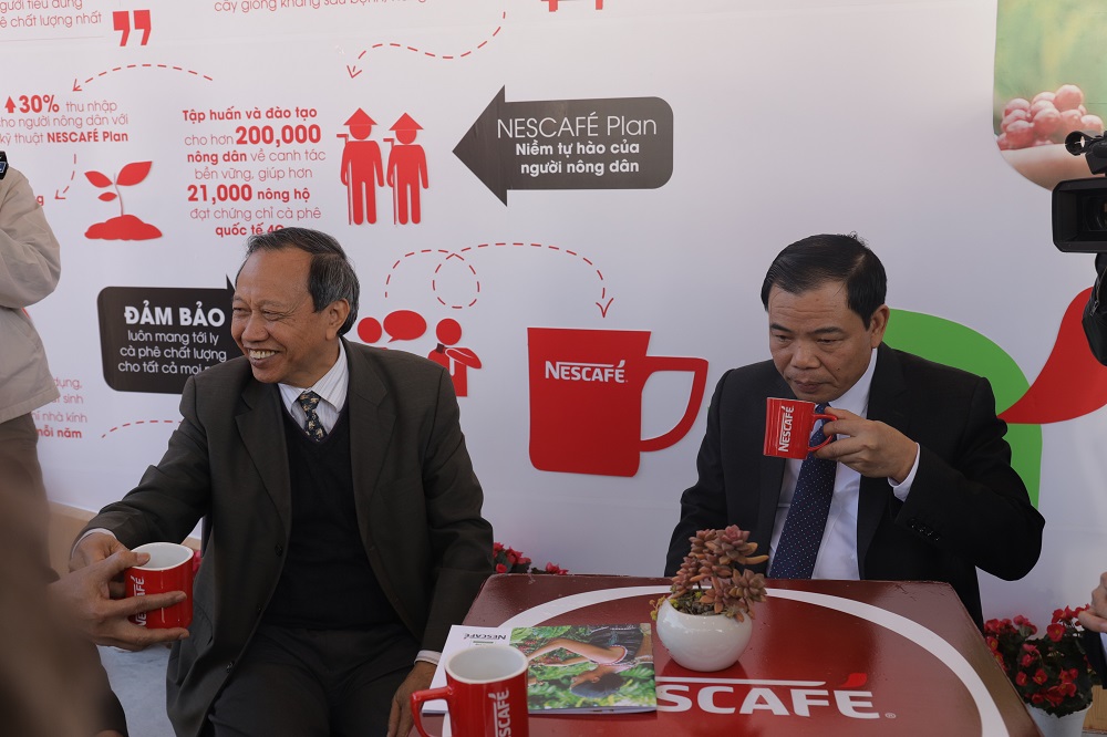 Bộ trưởng Bộ Nông nghiệp và Phát triển nông thôn tới thăm gian triển lãm thành tựu Nescafe Plan tại Lễ hội cà phê