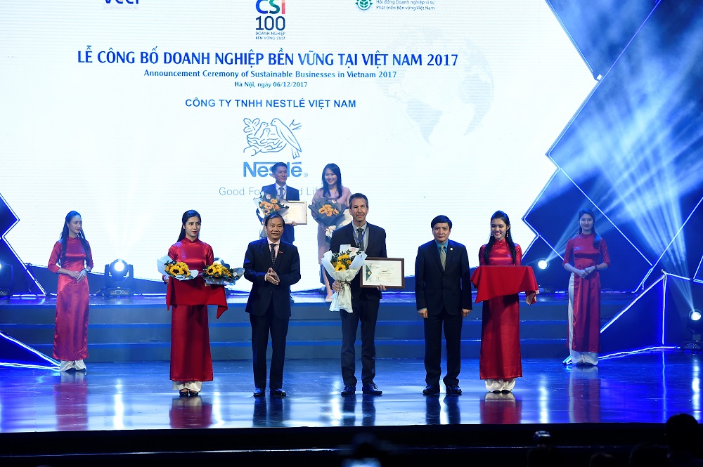 Ông Pierre-Emmanuel Morin, Giám đốc Nhà Máy Nestle Bông Sen, đại diện công ty nhận giải thưởng từ ban tổ chức