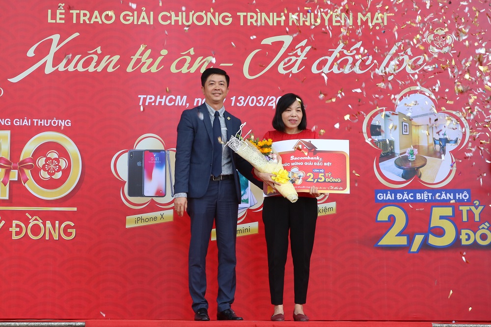 Ông Nguyễn Minh Tâm trao giải đặc biệt cho khách hàng Nguyễn Thị Thùy Hương (Chi nhánh Long An).