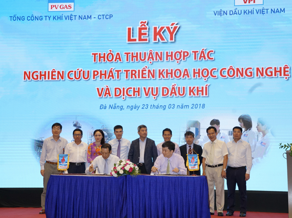 TS. Nguyễn Anh Đức, Viện trưởng VPI và ông Nguyễn Thanh Nghị, PTGĐ PV GAS đã đại diện hai bên ký Thỏa thuận hợp tác, với sự chứng kiến của đại diện Ban lãnh đạo Tập đoàn Dầu khí Việt Nam.