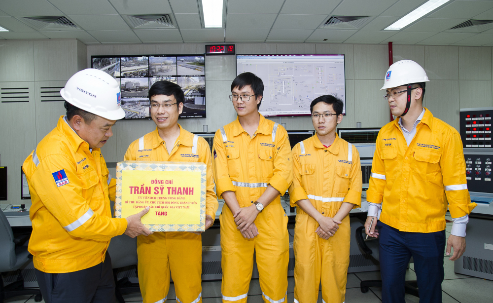 Chủ tịch Hội đồng thành viên Tập đoàn Dầu khí Việt Nam thăm hỏi và tặng quà người lao động PV GAS