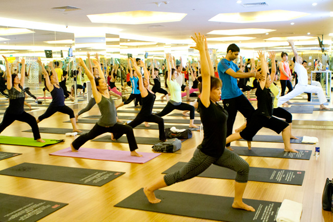Hội viên tập yoga tại hệ thống California