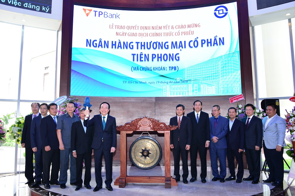 Ông Đỗ Minh Phú, Chủ tịch HĐQT TPBank đánh cồng khai trương cổ phiếu TPB tại HOSE. Ảnh: Bá Thụy