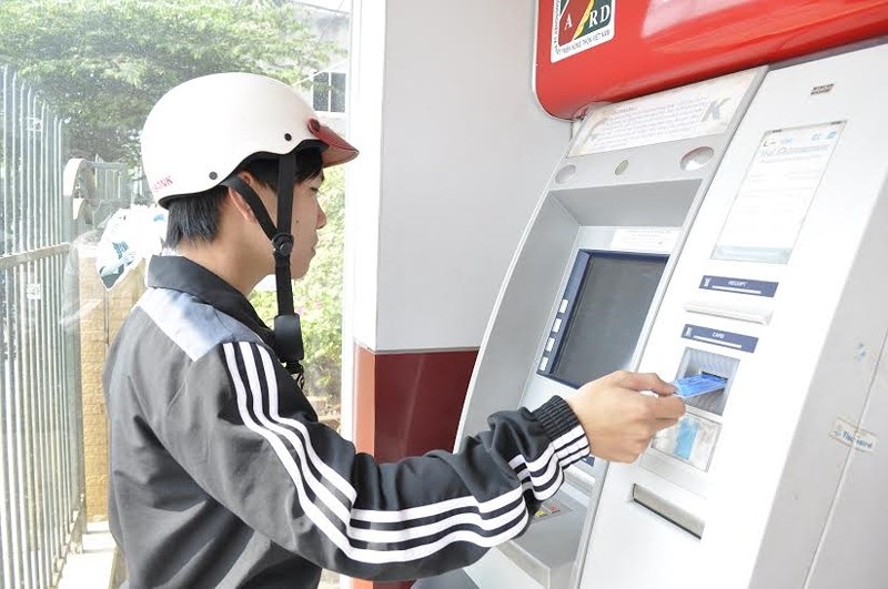 Người dùng rút tiền tại ATM Agribank. Ảnh: baodongnai.vn