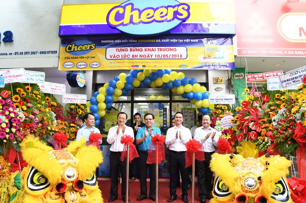 Cửa hàng Cheers tại địa chỉ số 23 Đinh Tiên Hoàng, P. Đa Kao, Quận 1, TP.HCM là cửa hàng thứ 3 sau Cheers Hòa Hảo đầu tiên đã khai trương tại quận 10 và Cheers Khánh Hội tại quận 4.
