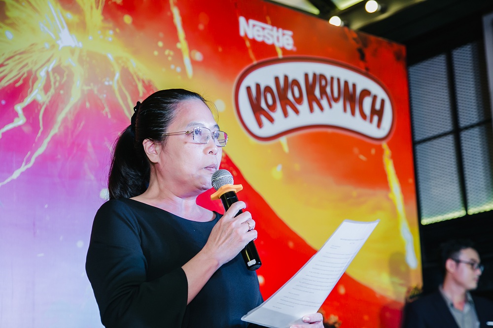 Bà Lê Thị Hoàng Yến, Giám đốc Truyền thông và Hỗ trợ tiếp thị Công ty Nestlé VN chào mừng các khán giả đến buổi chiếu phim.