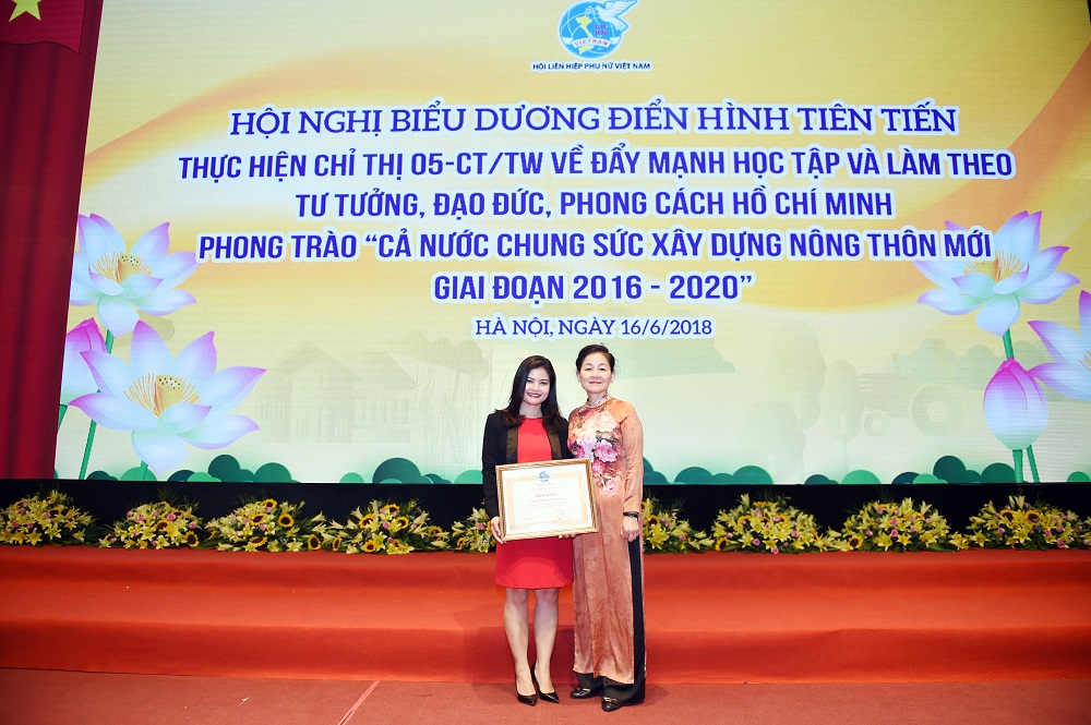 Đại diện Nestle Việt Nam và bà Trần Thị Hương, Phó Chủ tịch Hội Liên hiệp Phụ nữ Việt Nam tại Hội nghị biểu dương