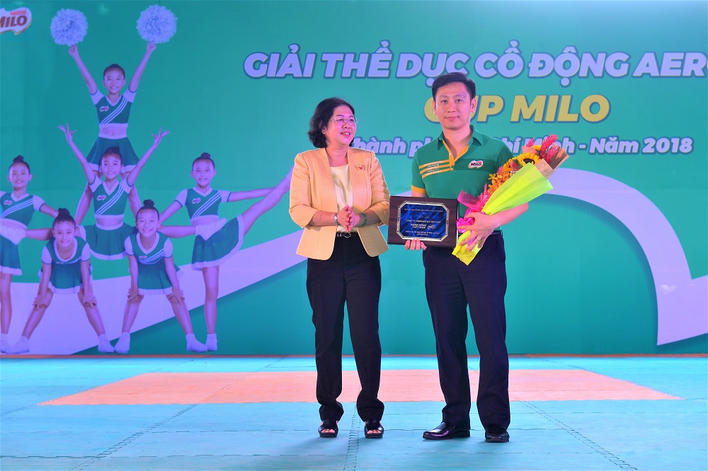 Bà Bùi Thị Diễm Thu, Phó Giám đốc Sở Giáo dục và Đào tạo TP.HCM tặng kỷ niệm chương cho đại diện Nestlé Vietnam