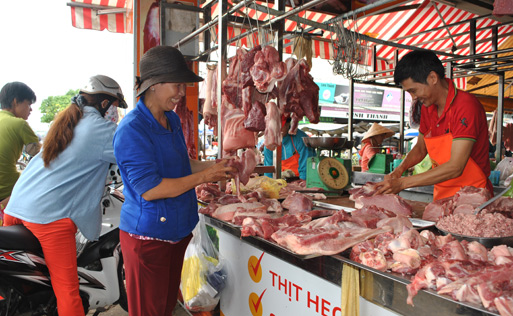 Phần lớn người dân vẫn có thói quen ra chợ mua và sử dụng thịt tươi. Ảnh: T.L