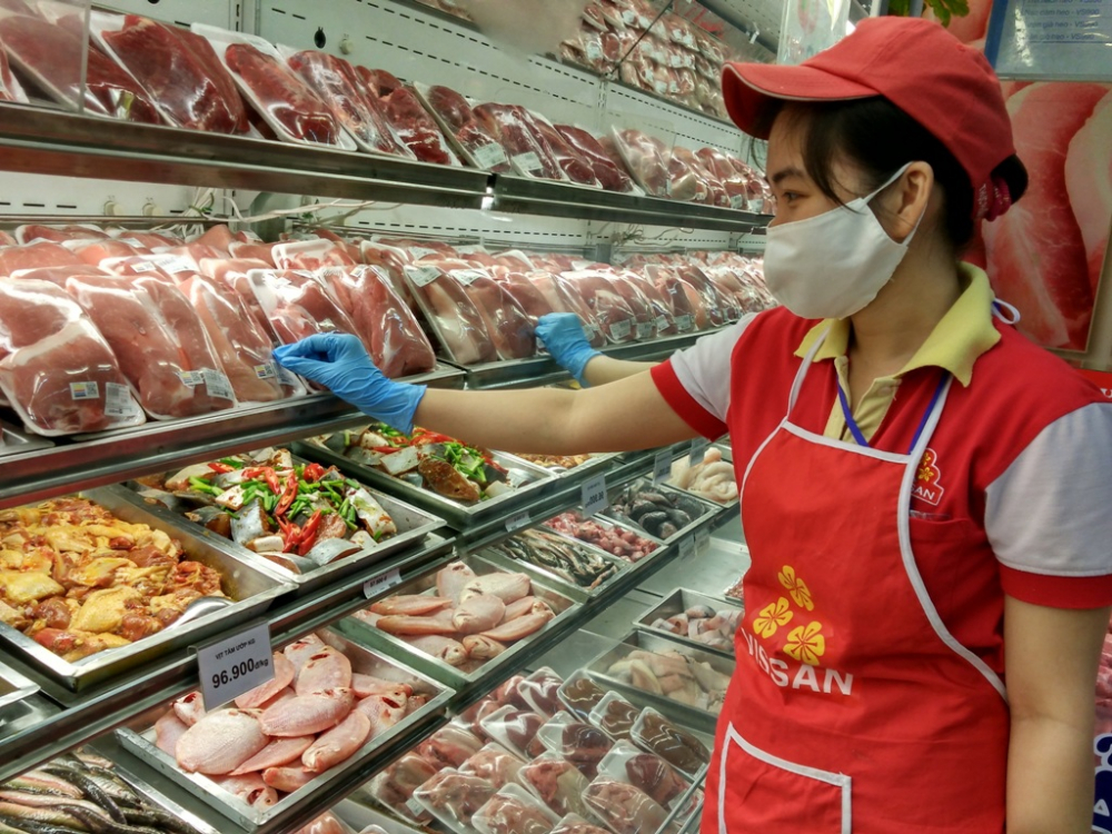 Thịt được bày bán trong siêu thị như thế này, thực chất là thịt lạnh đông hoặc thịt tươi sau khi pha lóc được bao gói và đưa vào tủ lạnh để bảo quản, chứ chưa phải là thịt mát.