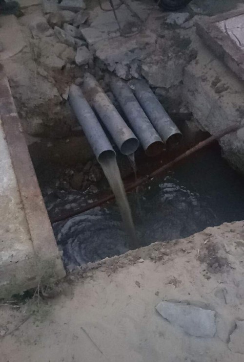 Cơ quan chức năng kiểm tra, phát hiện công trình dự án có 4 ống xả thải tự ý đấu nối vào cống chung của thành phố. Ảnh: Dân Trí.