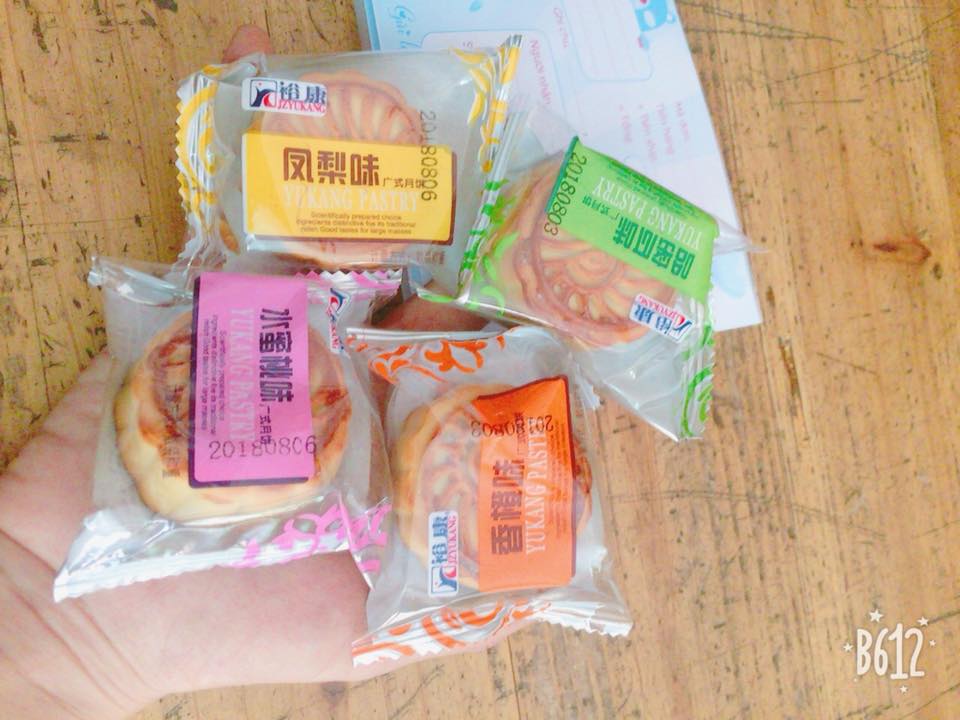 Trên bao bì bánh in bằng chữ Trung Quốc