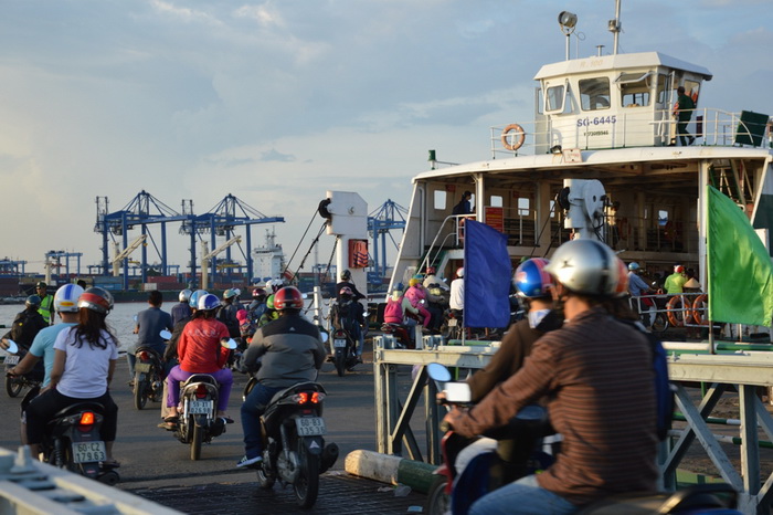 Nhiều người dân tỉnh Đồng Nai hằng ngày đi TP.HCM bằng cách qua phà Cát Lát