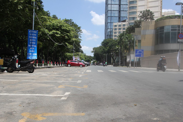 Đường phố thông thoáng hơn sau khi tăng phí đậu ô tô dưới lòng đường