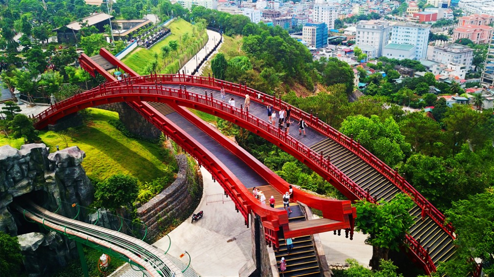 Cầu Koi được thiết kế theo biểu tượng thuyết âm dương với hai chiếc cầu hòa quyện vào nhau (Du lịch Quảng Ninh)