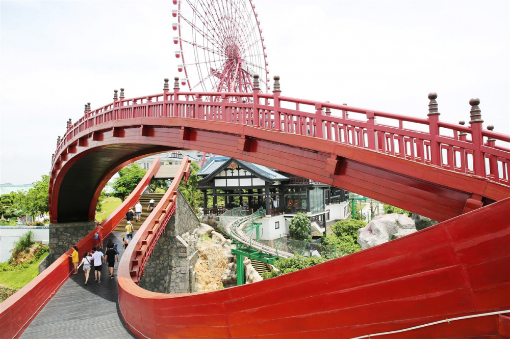 Cầu Koi được thiết kế với màu đỏ là màu chủ lực (Du lịch Quảng Ninh)