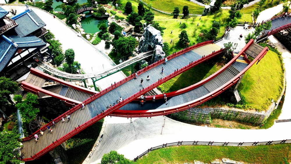 Chiếc cầu khi nhìn từ trên cao xuống (Du lịch Quảng Ninh)