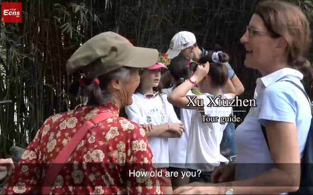 Cụ bà 74 tuổi biết nói 11 thứ tiếng, rất thích trò chuyện với khách nước ngoài