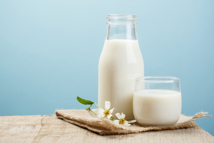 Uống một ly sữa trước khi uống rượu hạn chế say rượu và bảo vệ dạ dày 