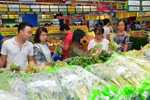 Các siêu thị nhộn nhịp người mua sắm trong những ngày nghỉ lễ Ảnh: Tấn Thạnh