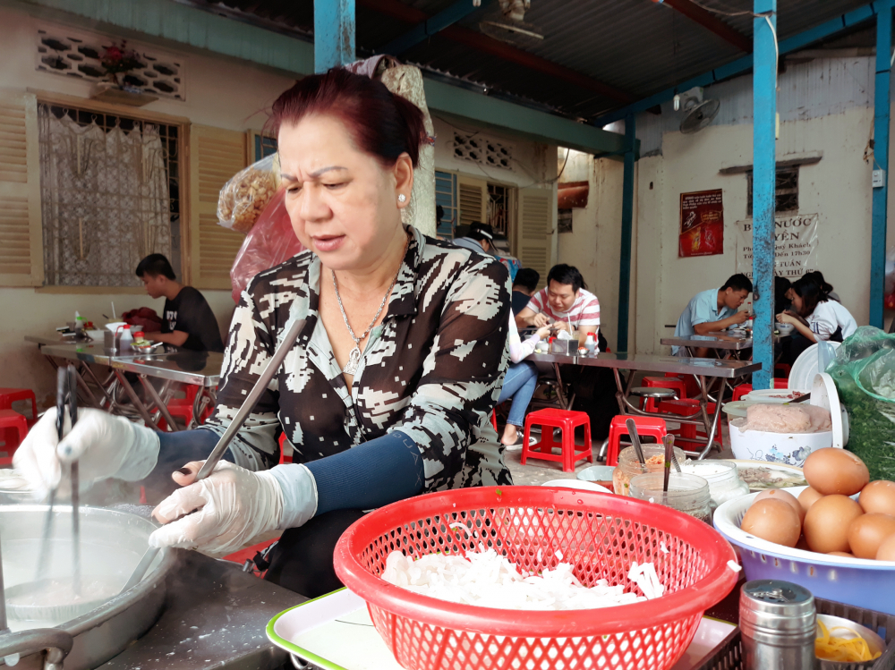 Cô Nguyễn Thị Thanh Huyền (55 tuổi), chủ quán bún (Ảnh: Nguyễn Liên)