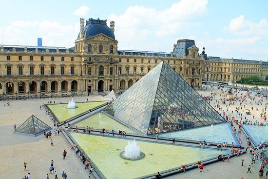Bảo tàng Louvre của Paris, Pháp, đứng thứ 7. 