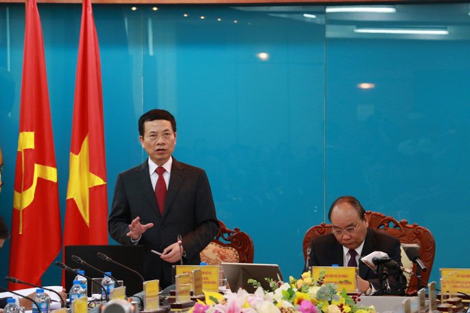 Tại buổi làm việc, ông Nguyễn Mạnh Hùng - Quyền Bộ trưởng Bộ TT&TT báo cáo Thủ tướng Nguyễn Xuân Phúc những nội dung cơ bản về hoạt động của Bộ trong thời gian qua. (Ảnh: Tùng Lâm) 