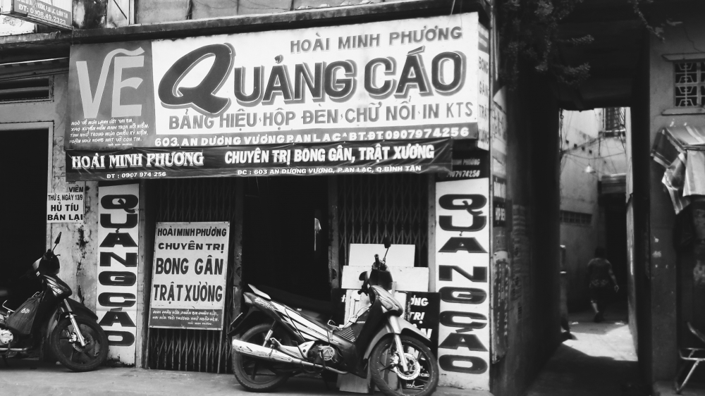Cửa tiệm của họa sĩ Hoài Minh Phương ở đường An Dương Vương (Q.Bình Tân) (Ảnh: Liên Nguyễn)