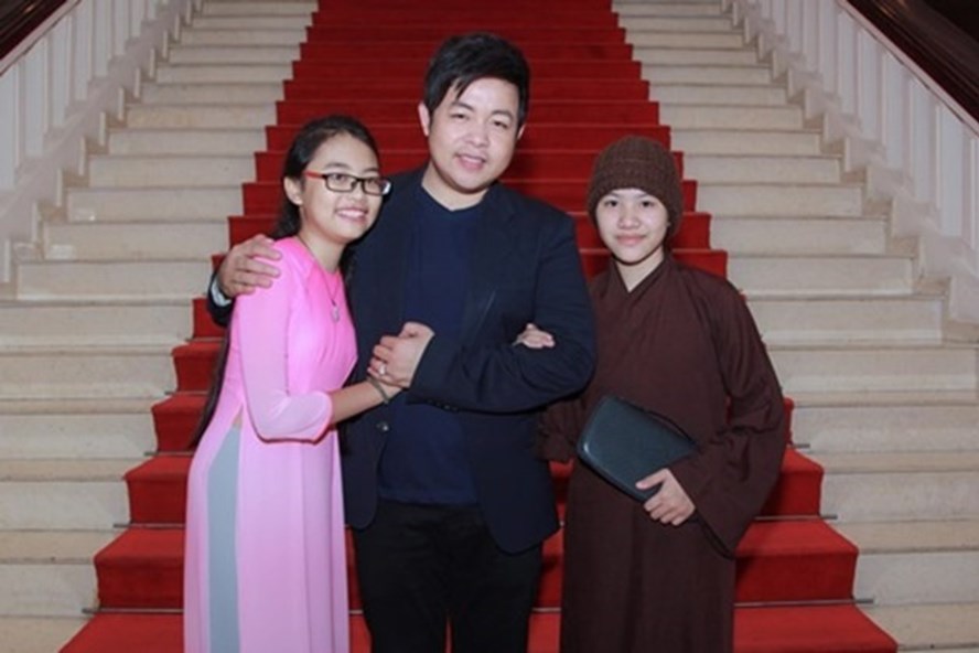 Huyền Trân (ngoài cùng bên phải) chụp ảnh cùng ca sĩ Quang Lê. Ảnh: LDO.