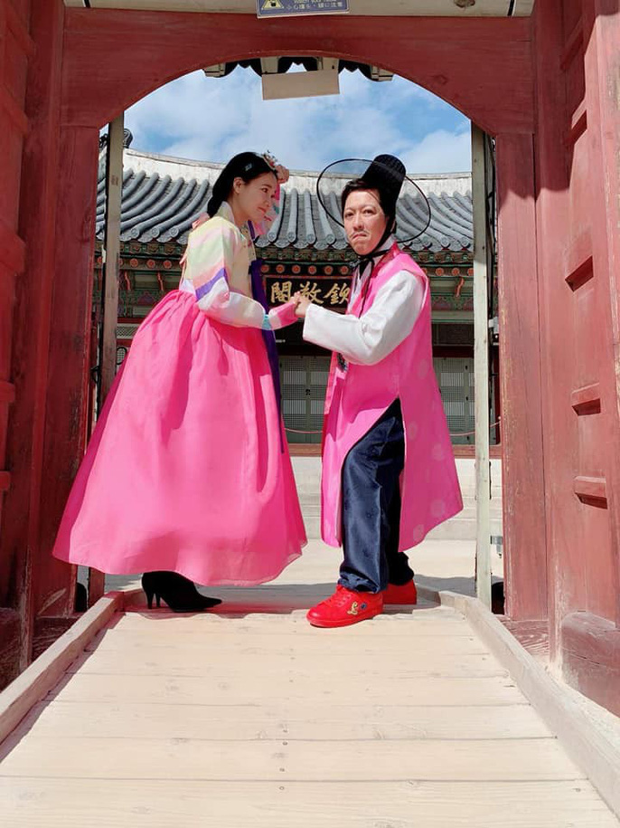 Cả hai mặc trang phục truyền thống của người Hàn Quốc 