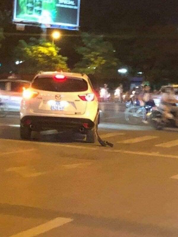 Chiếc xe CX5 gây tai nạn với anh Tiến sau đó đã rời khỏi hiện trường theo hướng đường Nguyễn Văn Huyên.    