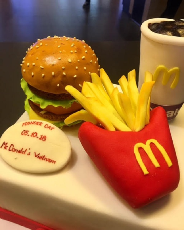 Burger Big Mac, khoai tây chiên, sản phẩm dành cho trẻ em Happy Meal đã làm nên tên tuổi của McDonald’s tại Việt Nam và được khách hàng yêu thích.    
