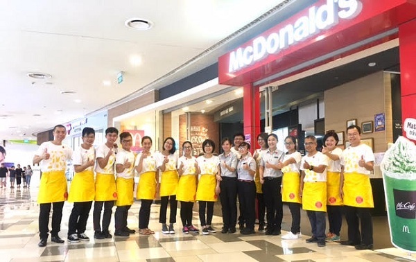Lãnh đạo và nhân viên nhà hàng  McDonald’s trong chương trình “Mừng sinh nhật Nhà sáng lập”    