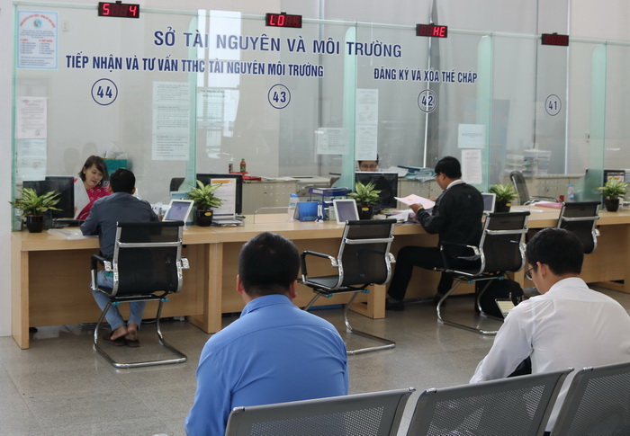 Người dân đến làm việc, phản ánh thông tin với Sở TN-MT bắt buộc liên hệ với bộ phận một cửa của Sở.     