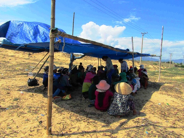 Người dân xã Mỹ Thắng (huyện Phù Mỹ, Bình Định) dựng lều phản đối dự án điện mặt trời    
