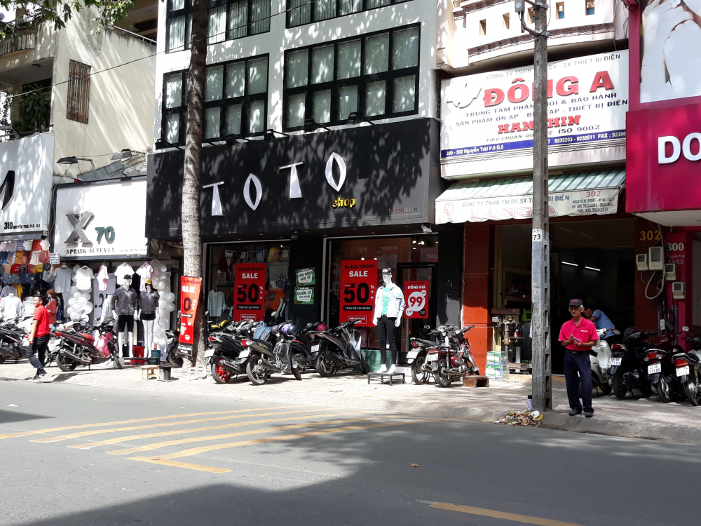 Các cửa hàng trên đường Nguyễn Trãi (Q.5) tuy có mức giảm từ 30 - 50 % nhưng vẫn không thu hút được khách hàng