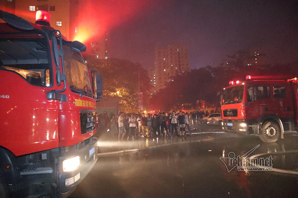 10 xe cứu hỏa cùng các lực lượng chữa cháy được huy động đến hiện trường. Ảnh: VNN    