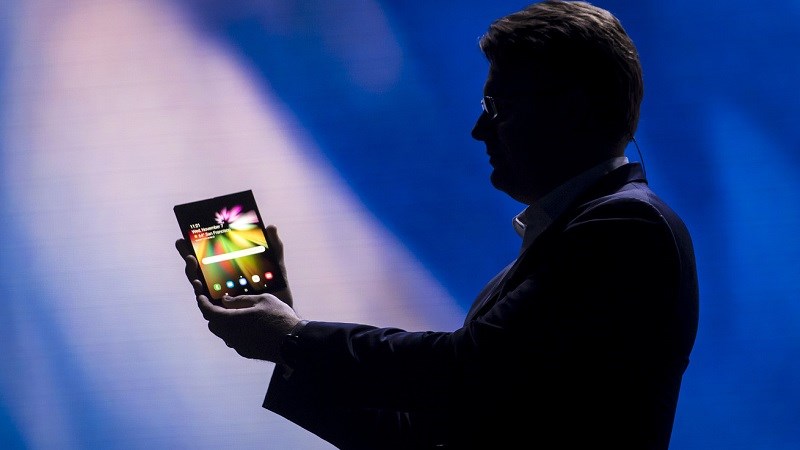 Giám đốc cao cấp mảng marketing sản phẩm di động của Samsung, ông Justin Denison đã cầm trên tay nguyên mẫu của thiết bị này.