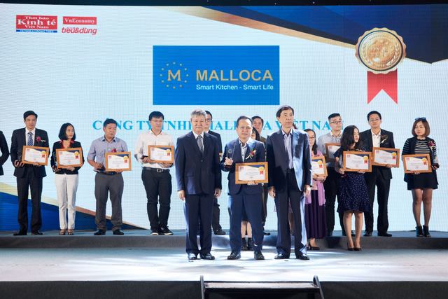 Ông Trương Châu Tuấn (giữa)- Giám đốc Khối kinh doanh và tiếp thị, Công ty TNHH Malloca Việt Nam đón nhận giải thưởng ” Sản phẩm – Dịch Tin & Dùng 2018″
