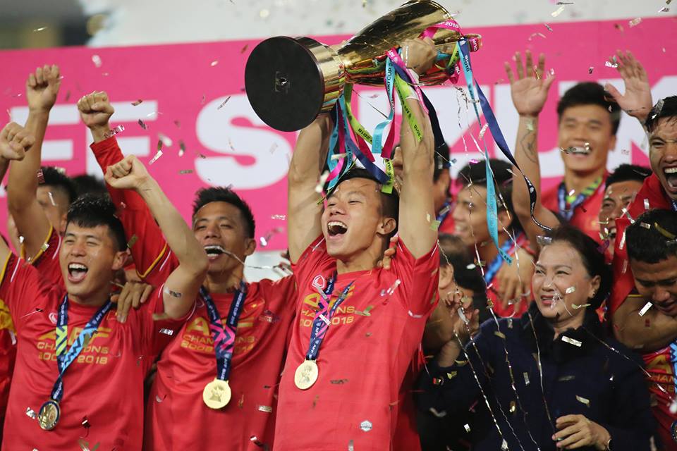 ĐT Việt Nam nâng cao chức vô địch AFF Cup 2018.    