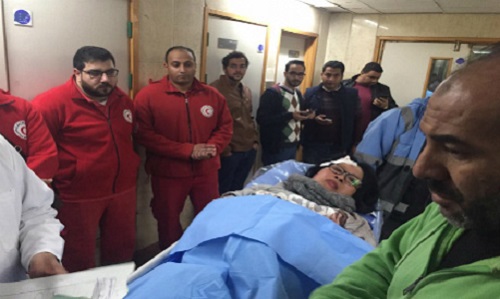 Một du khách người Việt bị thương được đưa vào bệnh viện Cairo sau vụ đánh bom xe hôm 28/12. Ảnh: MENA.    