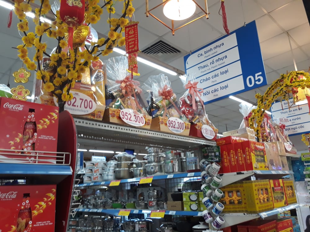 Tại siêu thị Co.opmart Hùng Vương các giỏ quà Tết đã được trưng bày với mẫu mã đa dạng