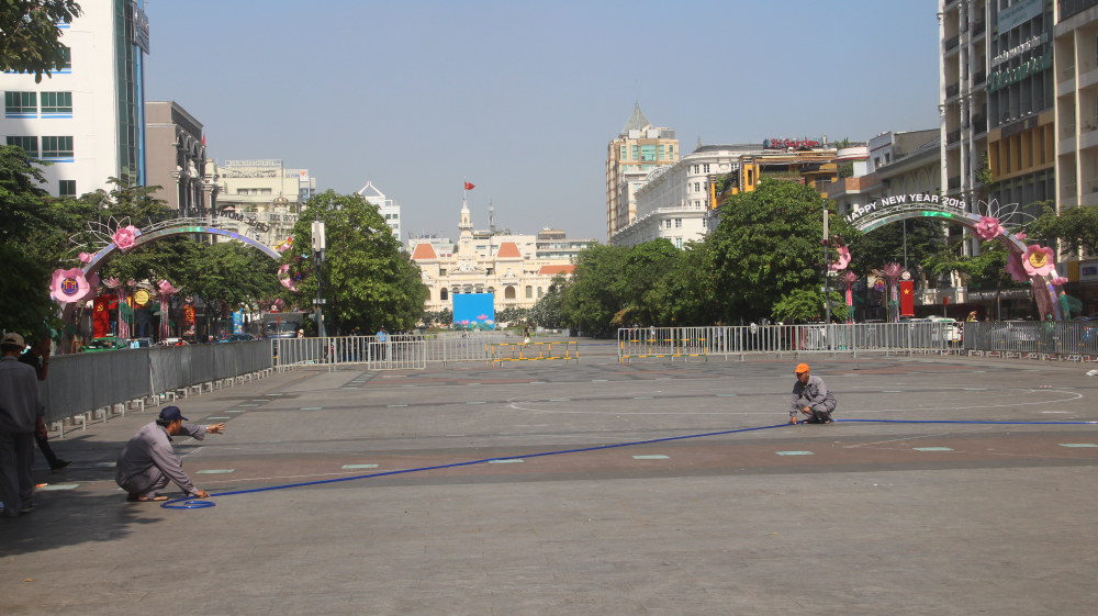 Hai bên phía đường hoa Nguyễn Huệ đã được trang trí các cổng chào 