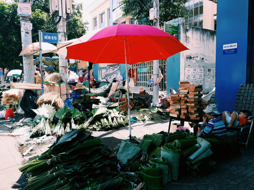 Khu chợ trải dài một phần đường Cách mạng tháng Tám (Q.Tân Bình), chủ yếu là bán lá dong và lá chuối, tạo nên một màu xanh đặc trưng cho khu chợ