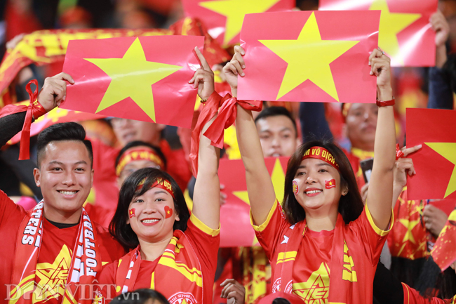 Cổ động viên luôn có mặt tại các điểm nóng, cổ vũ cho đội tuyển Việt Nam.    