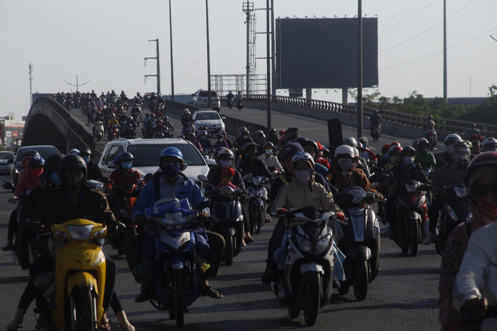 Đến trưa ngày 10/2, phương tiện di chuyển qua cầu Bình Điền (Bình Chánh) mật độ xe di chuyển đã giảm