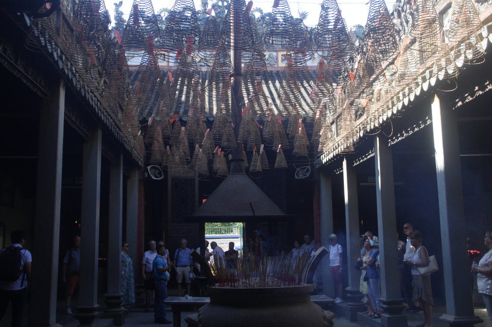 Ngôi chùa tập trung khá đông du khách đến tham quan