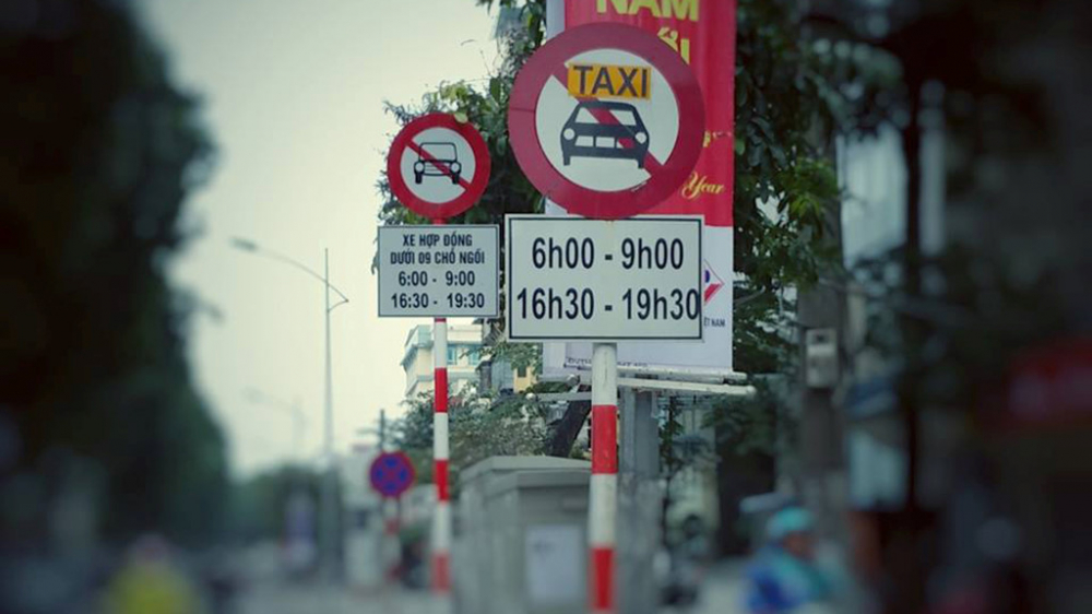 Hà Nội bắt đầu cắm biển cấm xe hợp đồng dưới 9 chỗ như Uber và Grab