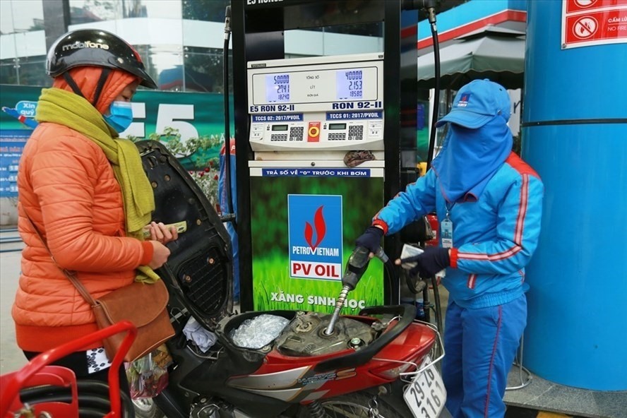 Khách hàng lo ngại về chất lượng xăng E5. Ảnh: Nguyễn Hải